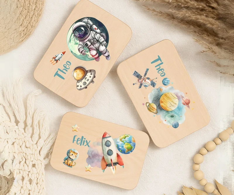 Personalisiertes Holzbrettchen Kinder – Weltall Motiv mit Name