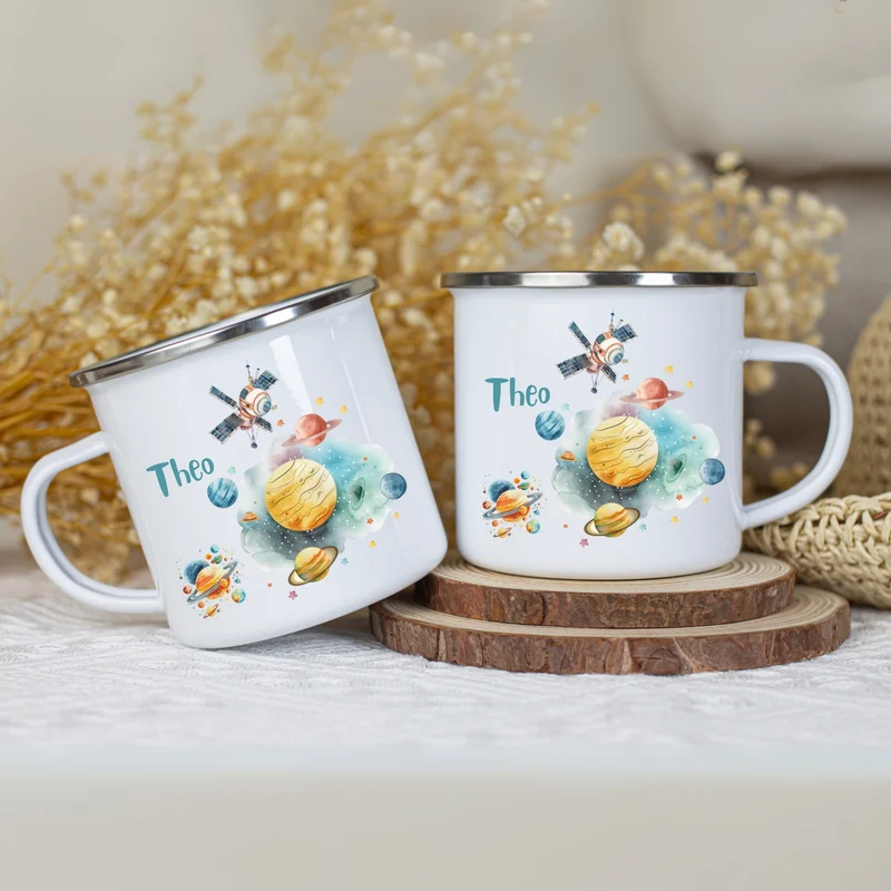 Emaille Tasse personalisiert – Kindertasse mit Namen und Weltall-Motiv