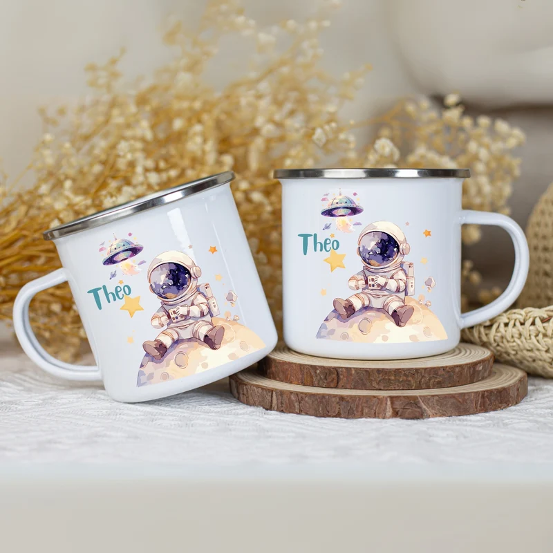 Emaille Tasse personalisiert – Kindertasse mit Namen und Weltall-Motiv