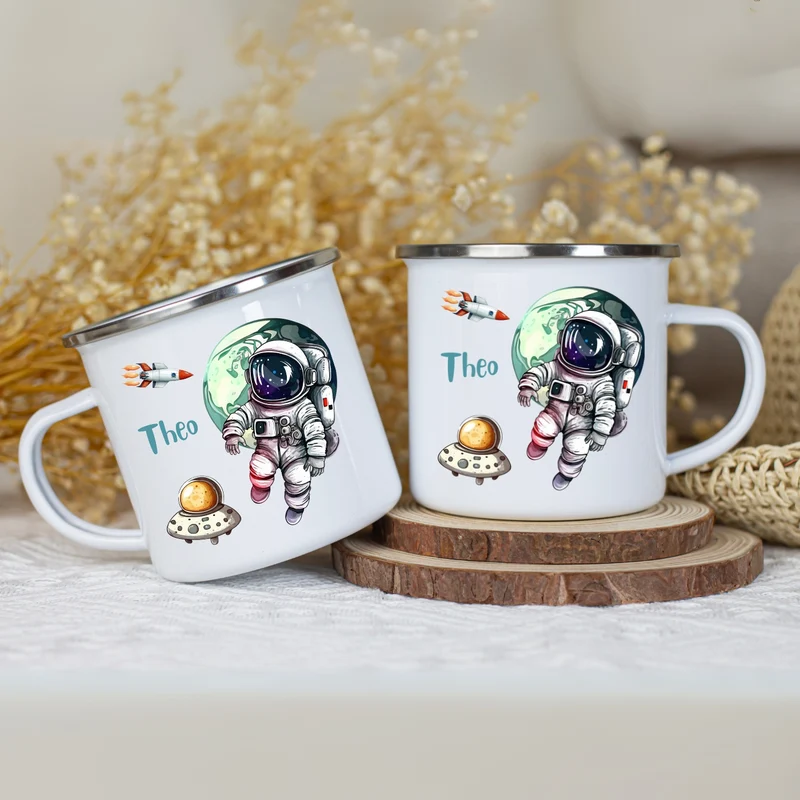 Emaille Tasse personalisiert – Kindertasse mit Namen und Weltall-Motiv