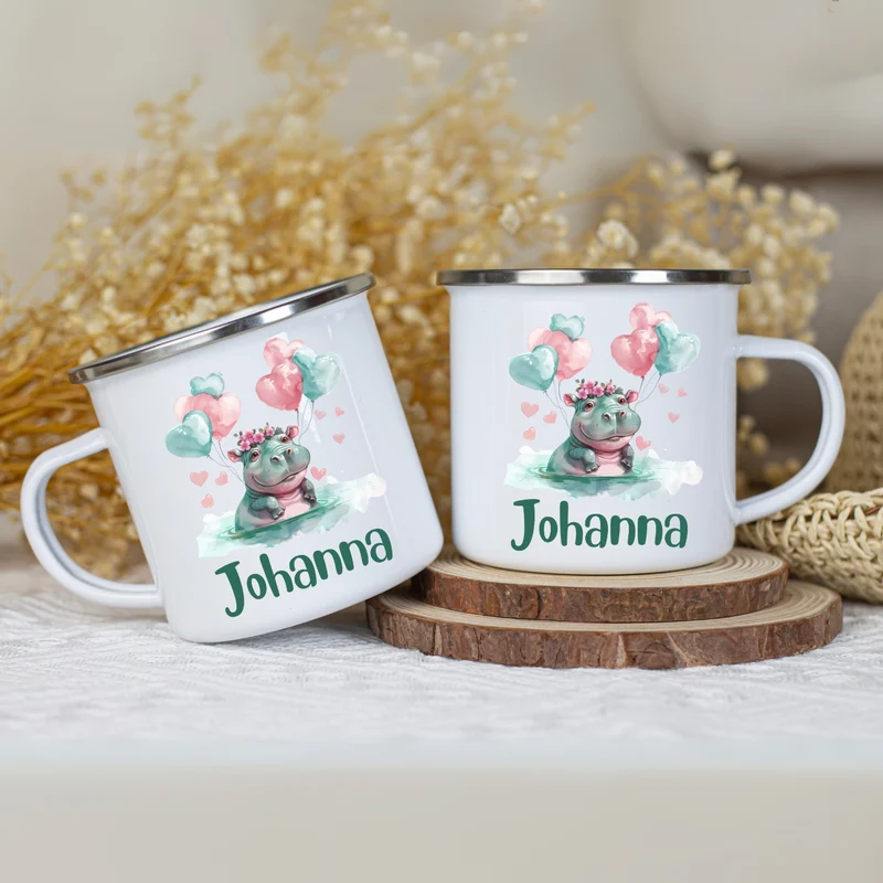 Emaille Tasse personalisiert – Kindertasse mit Namen und grünen Tiermotiven