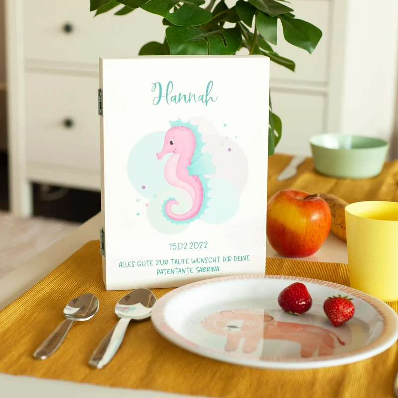 Kinderbesteck personalisiert mit Namen - Besteckset Seepferdchen Motiv | Taufgeschenk für Kinder - Geschenk zur Taufe für Jungs & Mädchen, weiß Kiste