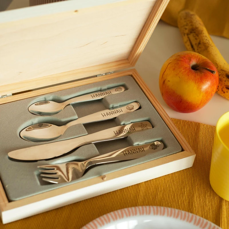 Kinderbesteck personalisiert mit Namen - Besteckset Seepferdchen Motiv | Taufgeschenk für Kinder - Geschenk zur Taufe für Jungs & Mädchen, weiß Kiste