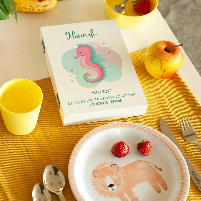 Kinderbesteck personalisiert mit Namen - Besteckset Seepferdchen Motiv | Taufgeschenk für Kinder - Geschenk zur Taufe für Jungs & Mädchen, weiß Kiste