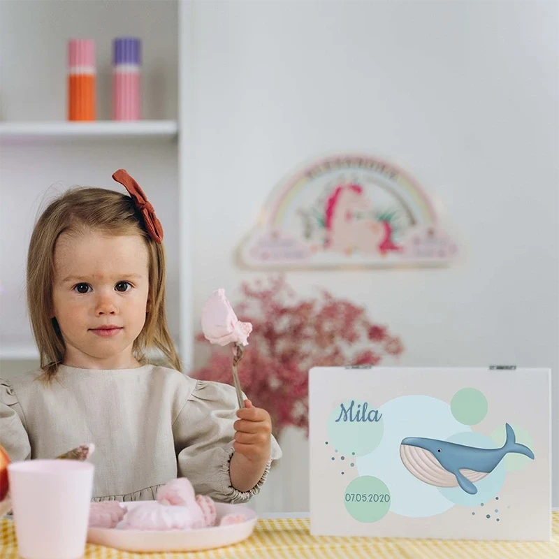 Kinderbesteck personalisiert mit Namen - Wal Motiv - Besteck mit Namen | Taufgeschenk für Kinder - Geschenk zur Taufe für Jungs & Mädchen, weiß Kiste
