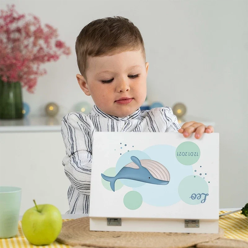 Kinderbesteck personalisiert mit Namen - Wal Motiv - Besteck mit Namen | Taufgeschenk für Kinder - Geschenk zur Taufe für Jungs & Mädchen, weiß Kiste