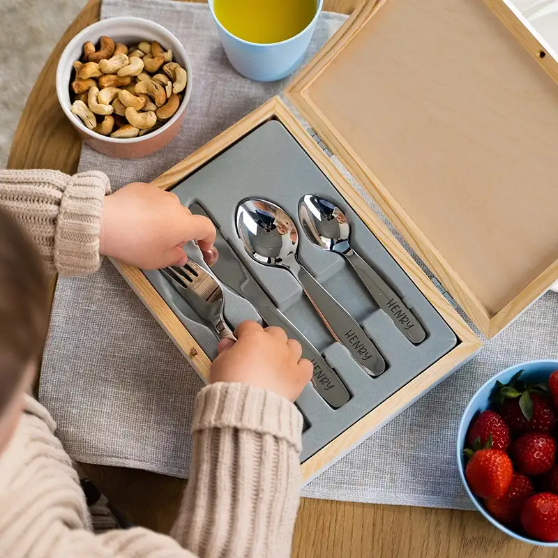 Kinderbesteck personalisiert mit Namen - Wal Motiv - Besteck mit Namen | Taufgeschenk für Kinder - Geschenk zur Taufe für Jungs & Mädchen, weiß Kiste