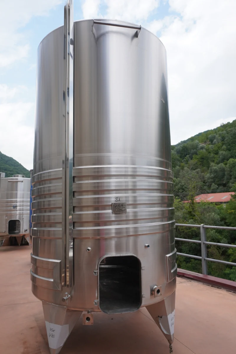 SERBATOIO INOX STOCCAGGIO FONDO PIANO INCLINATO CON SERPENTINA 8000 LT - OUTLET81