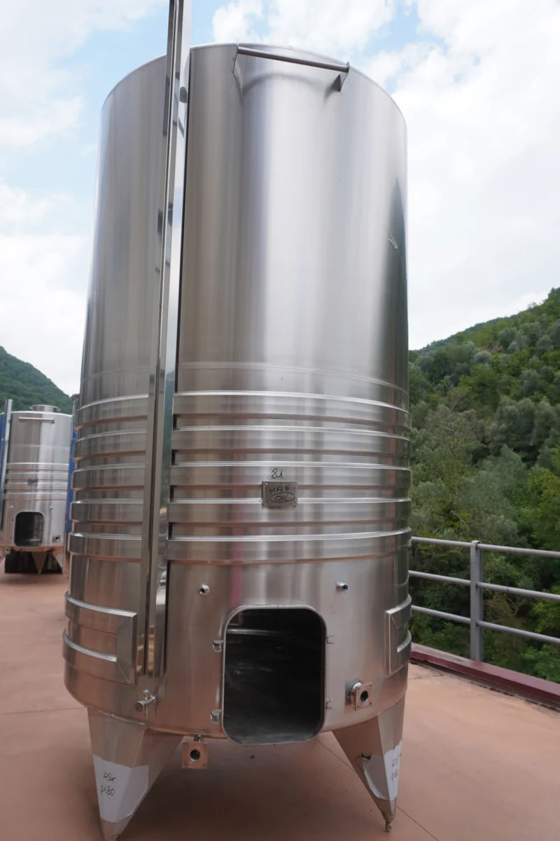 SERBATOIO INOX STOCCAGGIO FONDO PIANO INCLINATO CON SERPENTINA 8000 LT - OUTLET81