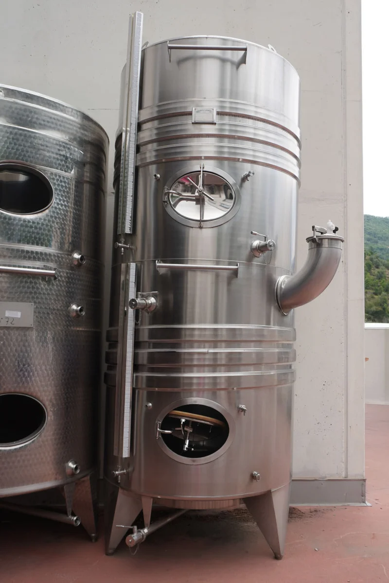 SERBATOIO INOX STOCCAGGIO FONDO CONICO CON SERPENTINA 5500 LT - OUTLET71