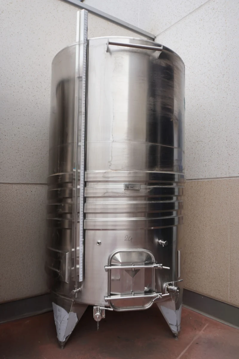 SERBATOIO INOX STOCCAGGIO FONDO PIANO INCLINATO CON SERPENTINA 5300 LT - OUTLET24