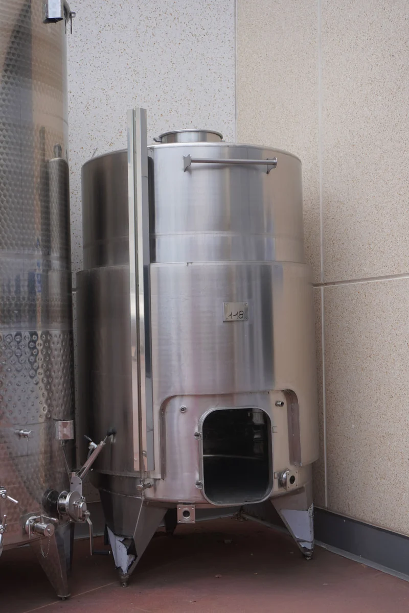 SERBATOIO INOX STOCCAGGIO FONDO PIANO INCLINATO CON SERPENTINA COIBENTATA 3400 LT - OUTLET118
