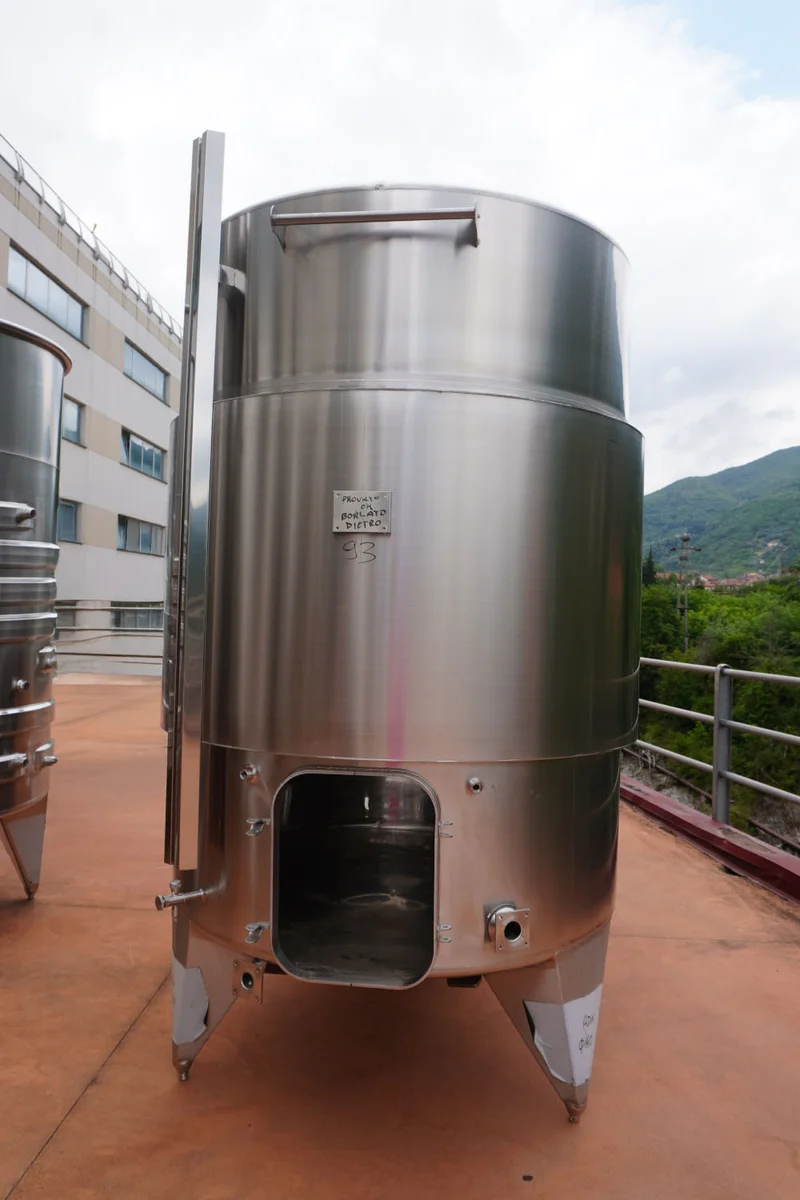 SERBATOIO INOX STOCCAGGIO FONDO PIANO INCLINATO CON FASCIA COIBENTATA 3400 LT - OUTLET93