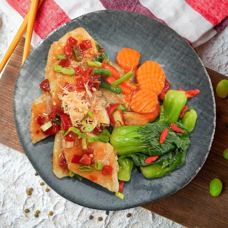Hunan Chilli Fish Fillet w/ Dried Conpoy And Seasonal Vegetables