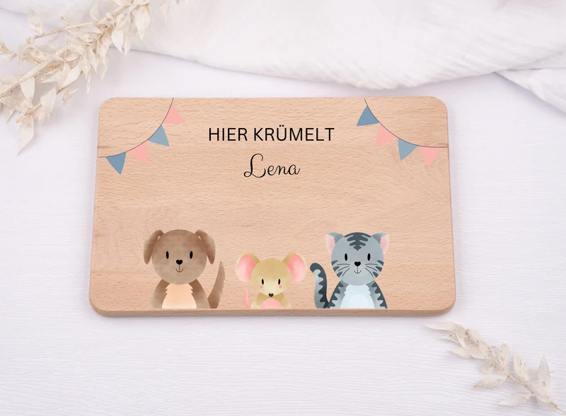 Personalisiertes Frühstücksbrett farbig mit Hund Katze und Maus mit Wimpelkette
