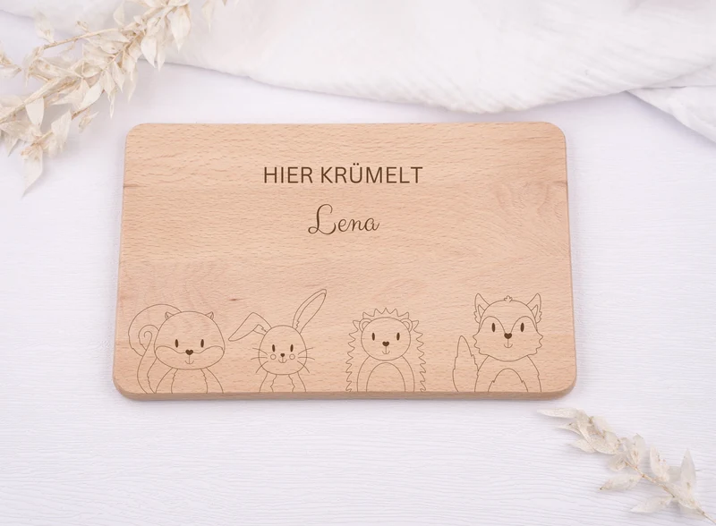 Personalisiertes Frühstücksbrett mit Waldtieren Gravur