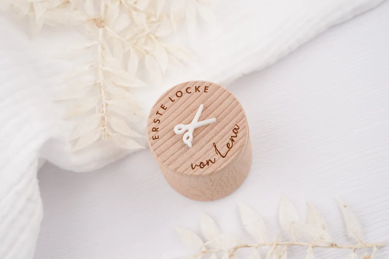 Holzdose für die erste Locke personalisiert mit Namen