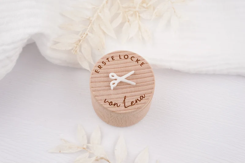 Holzdose für die erste Locke personalisiert mit Namen