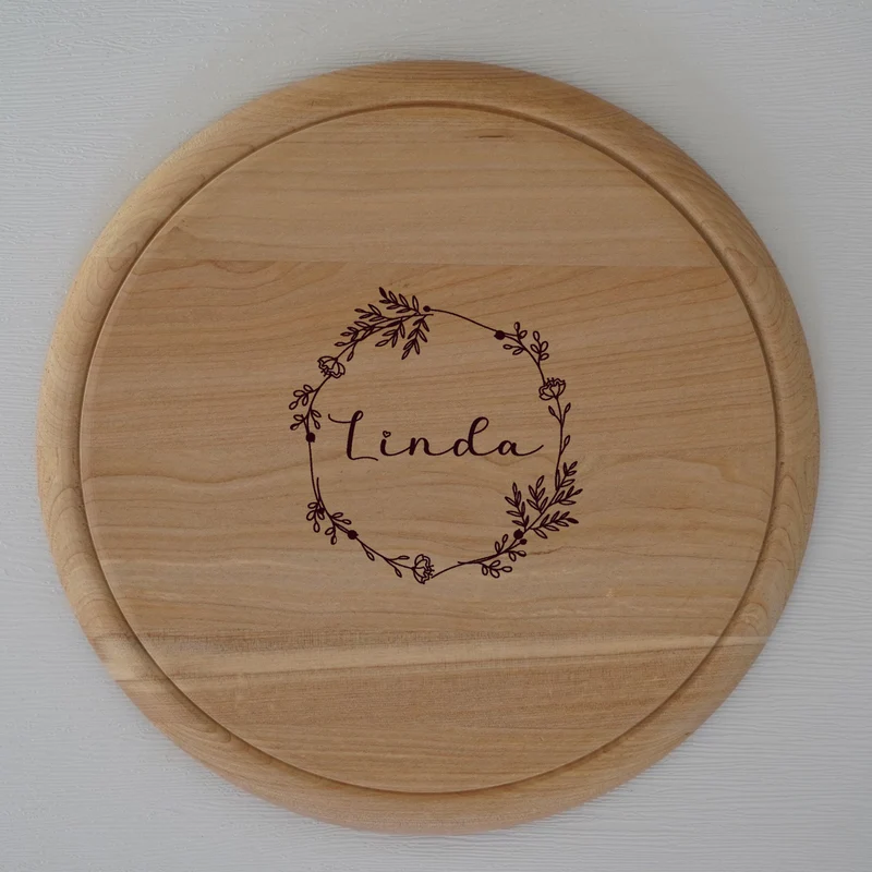 Brotzeitbrett rund mit Namen personalisiert und Blumenkranz 25cm, Holzbrett, Birkenholz