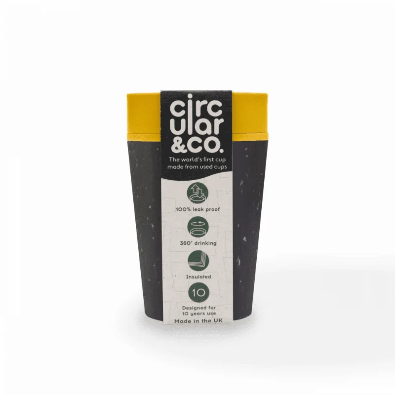kleiner Kaffeebecher aus recycelten Materialien