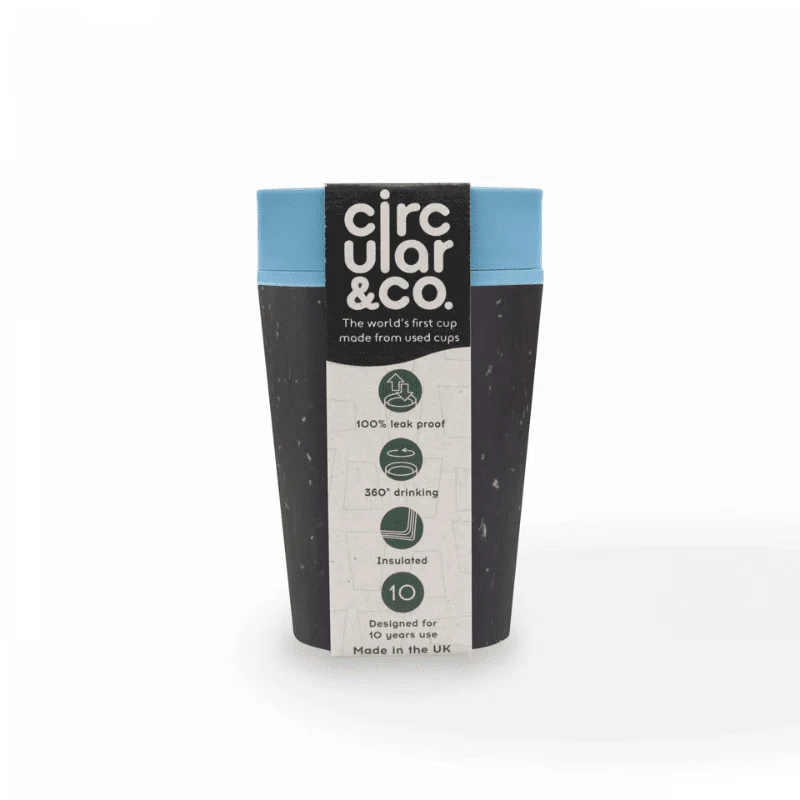 kleiner Kaffeebecher aus recycelten Materialien