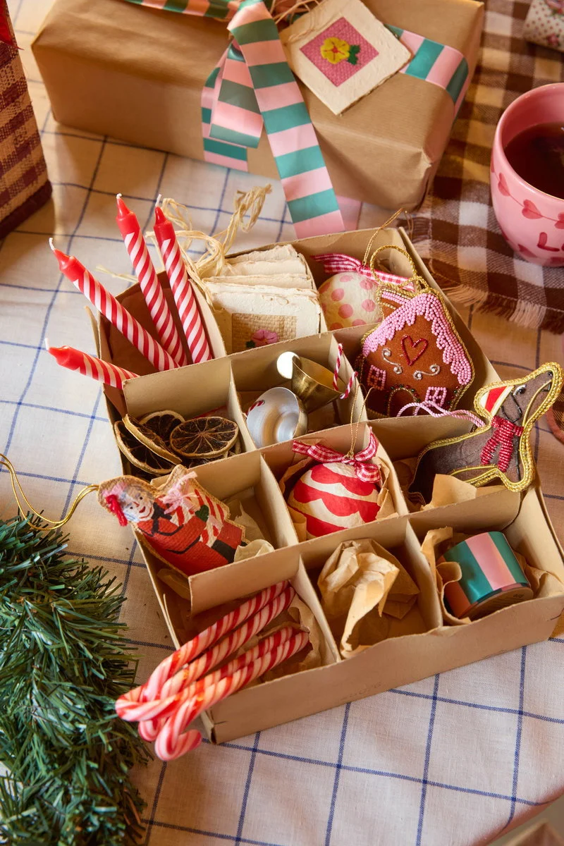 RICE Weihnachtsanhänger aus Pappmaché – Rosa Punkte & Schleife