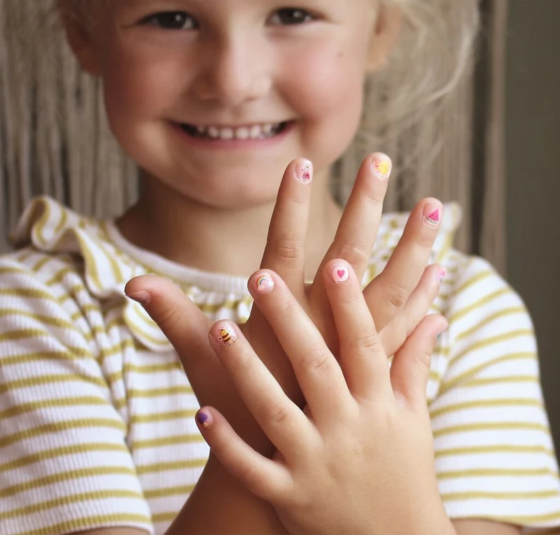 Krabbelkäfer Fingernagel-Tattoos