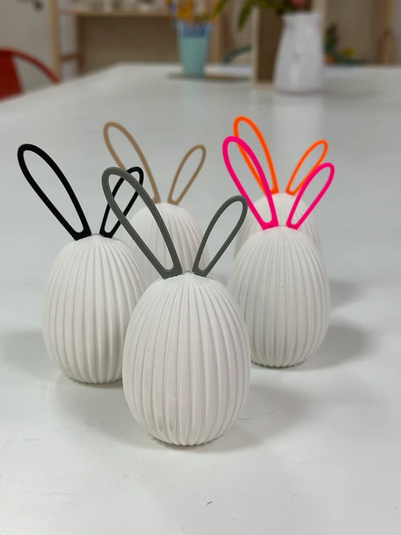 Eierhase mit farbigen Ohren in zwei Größen