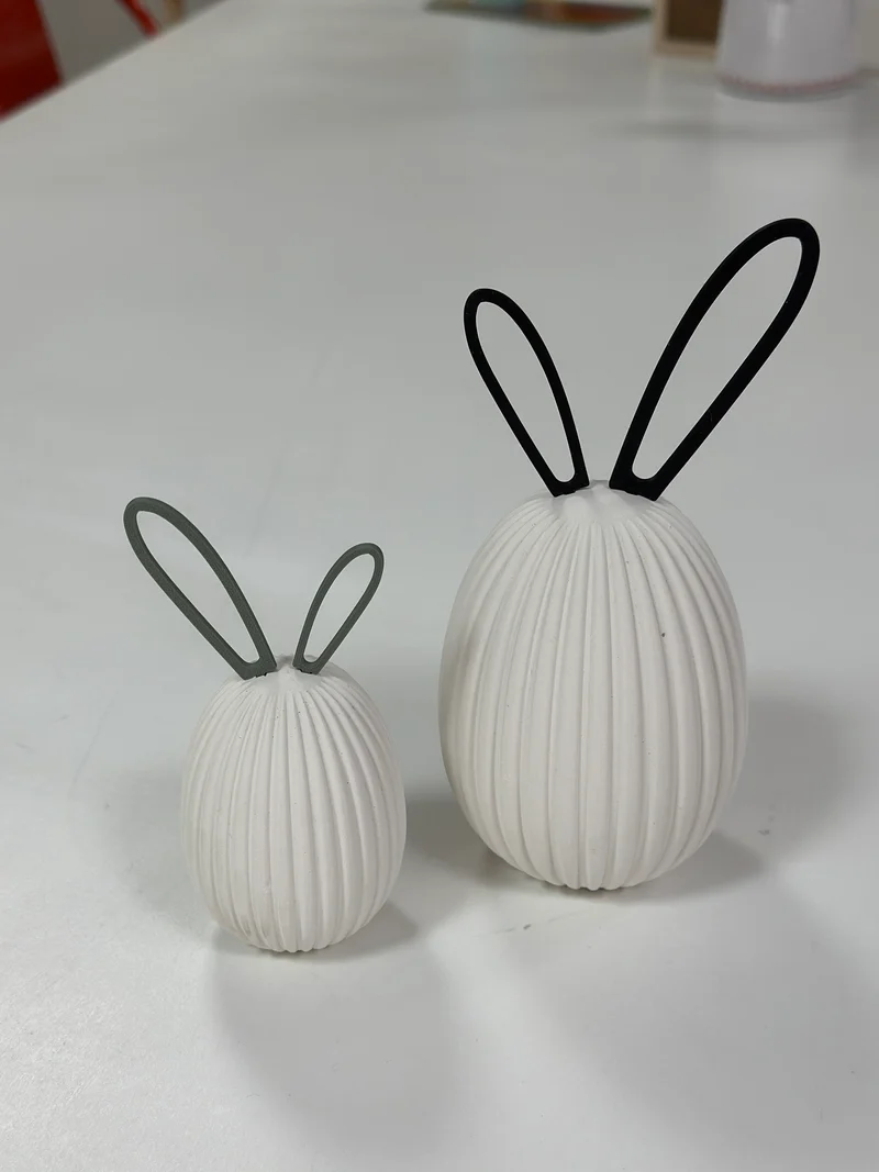 Eierhase mit farbigen Ohren in zwei Größen
