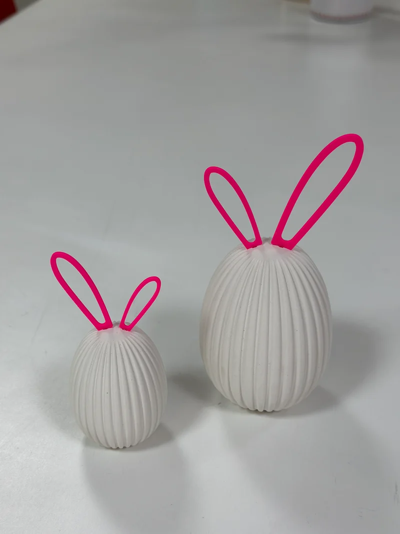 Eierhase mit farbigen Ohren in zwei Größen