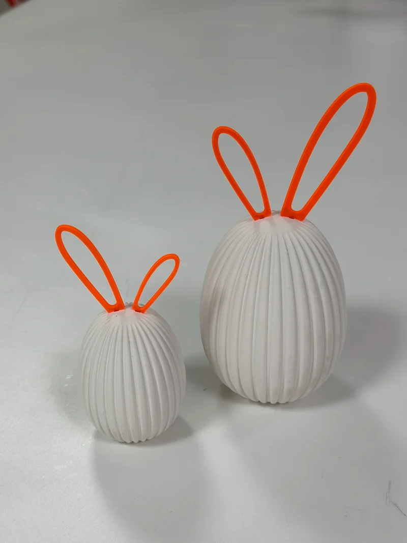 Eierhase mit farbigen Ohren in zwei Größen