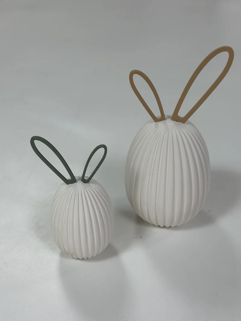 Eierhase mit farbigen Ohren in zwei Größen