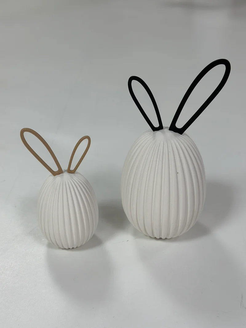 Eierhase mit farbigen Ohren in zwei Größen