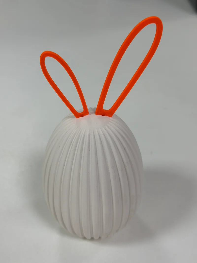 Eierhase mit farbigen Ohren in zwei Größen