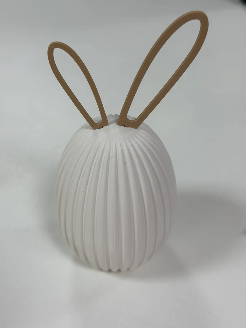 Eierhase mit farbigen Ohren in zwei Größen