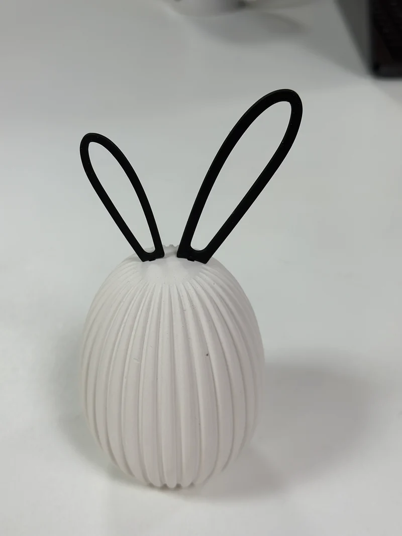 Eierhase mit farbigen Ohren in zwei Größen