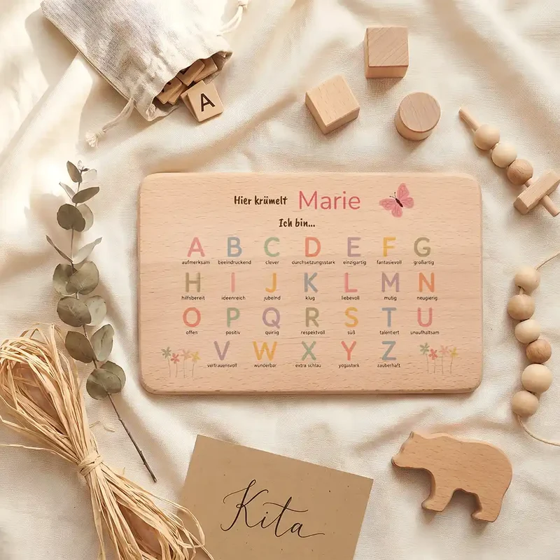 ABC Brettchen Kinder personalisiert – Schmetterling pastell