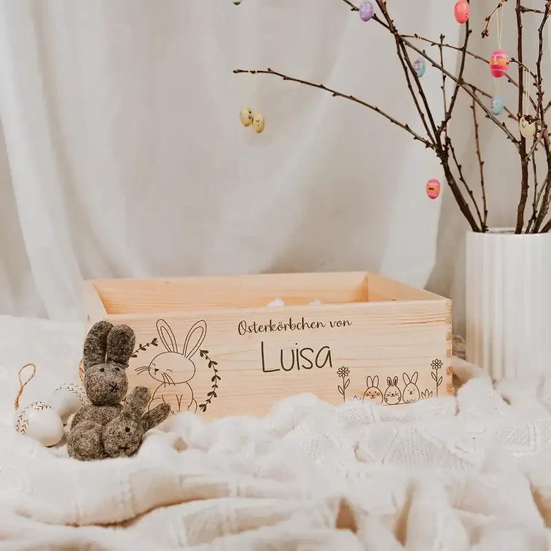 Osterkiste Holz personalisiert - Blumenkranz & Hasenbande
