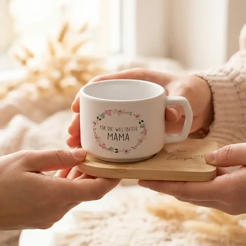 Muttertagsgeschenk Keramikbecher mit Untersetzer – Blumenkranz Weltbeste Mama