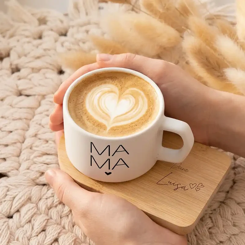 Muttertagsgeschenk Keramikbecher mit Untersetzer – MAMA Großbuchstaben