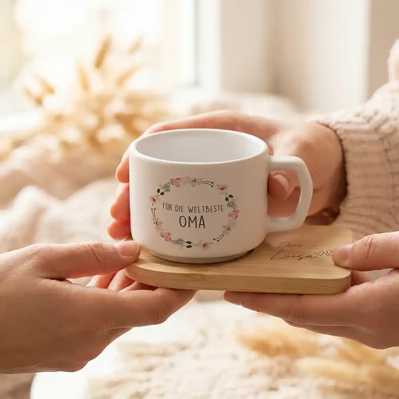 Muttertagsgeschenk Keramikbecher mit Untersetzer – Blumenkranz Weltbeste Oma