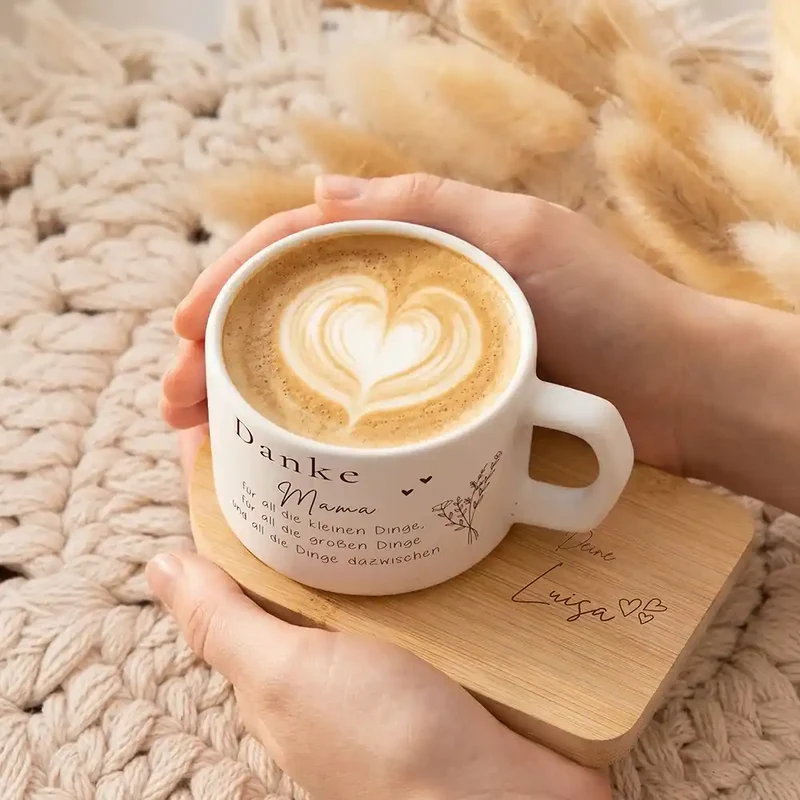 Muttertagsgeschenk Keramikbecher mit Untersetzer – Danke Mama mit Wildblumenstrauß