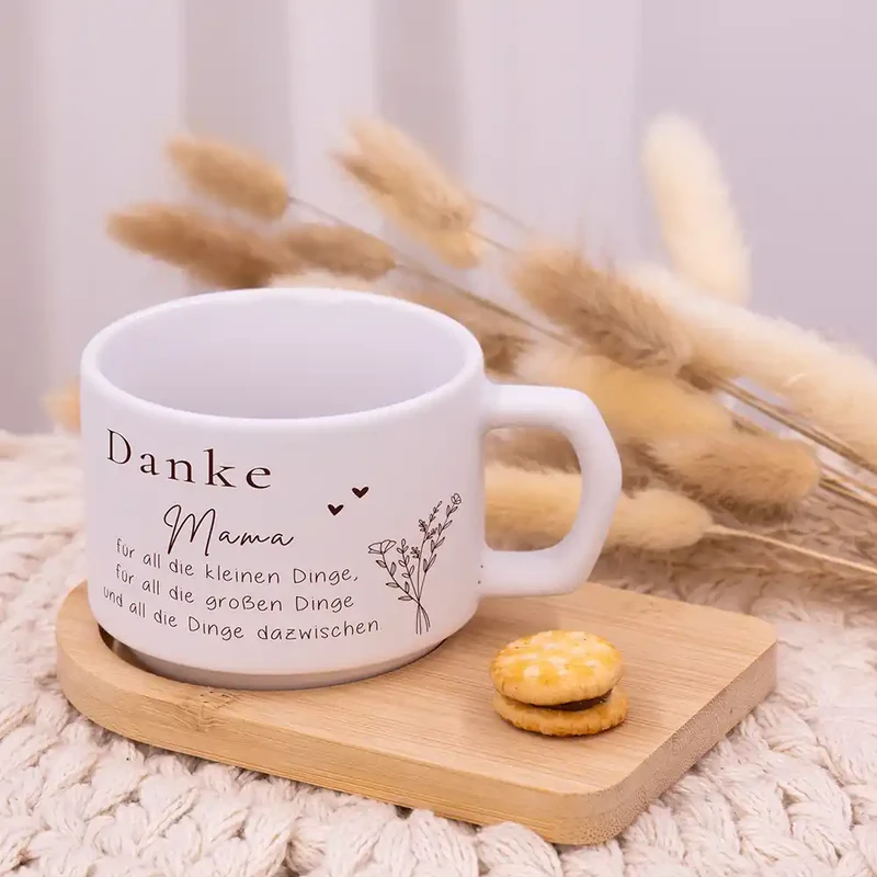 Muttertagsgeschenk Keramikbecher mit Untersetzer – Danke Mama mit Wildblumenstrauß
