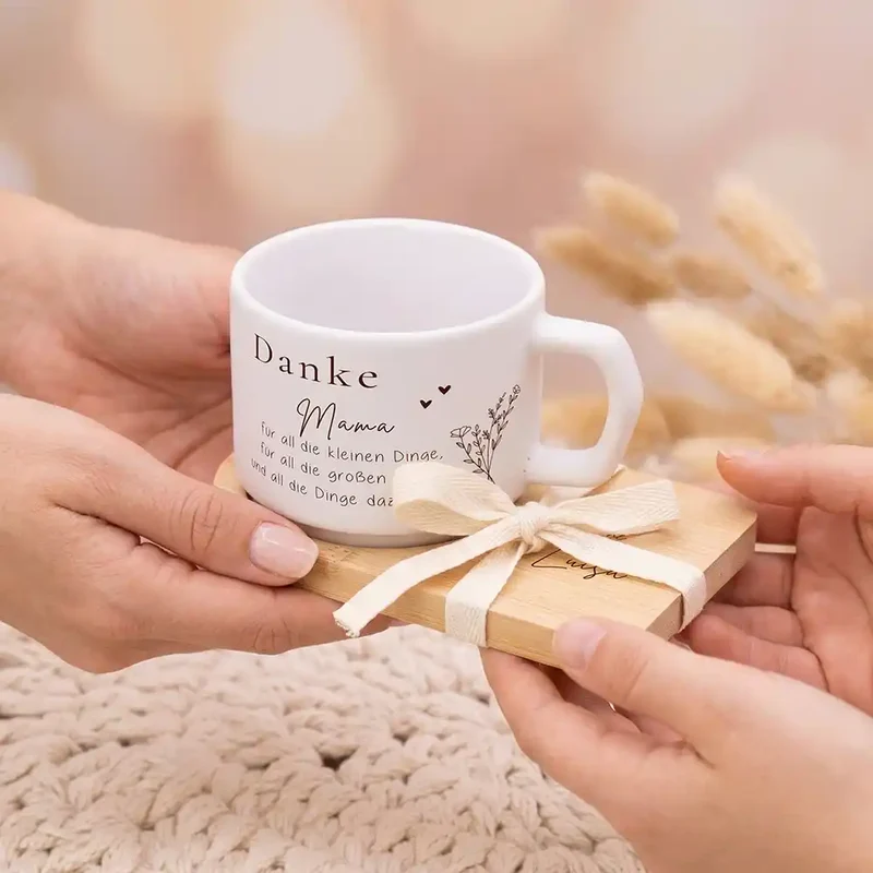 Muttertagsgeschenk Keramikbecher mit Untersetzer – Danke Mama mit Wildblumenstrauß
