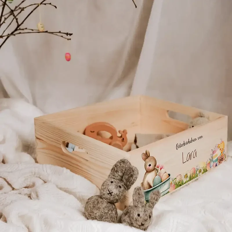 Osterkiste Holz personalisiert - Häschen im Blumenbad