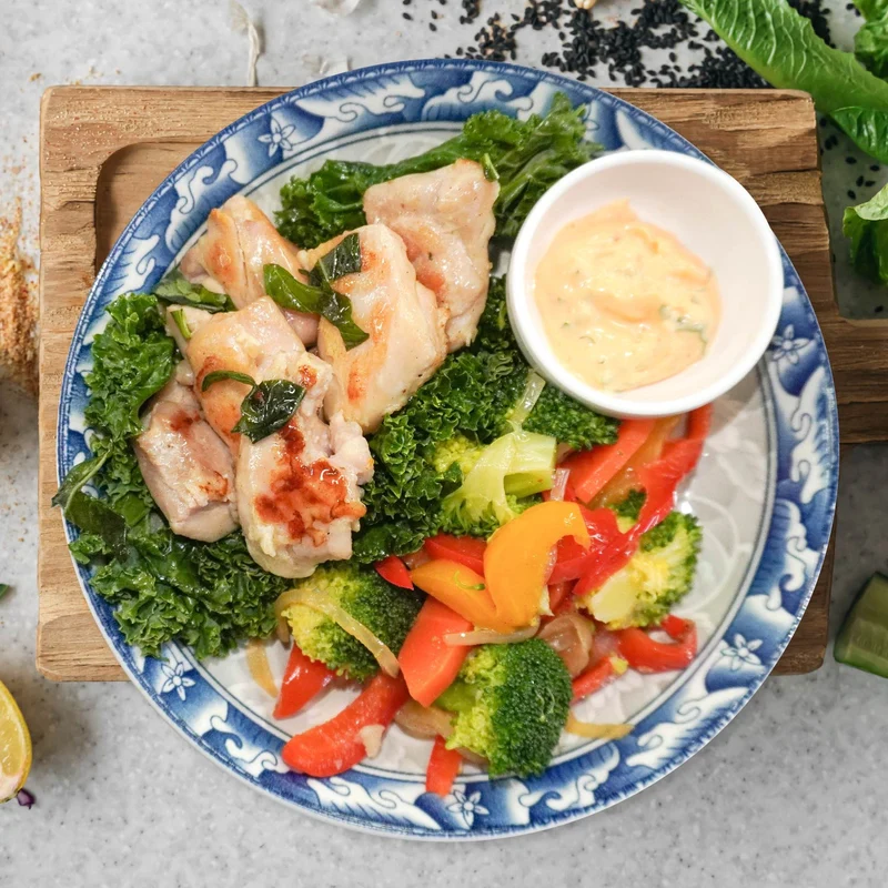 Grilled Chicken W/ Mix Greens And Low Fat Sriracha Mayonnaise