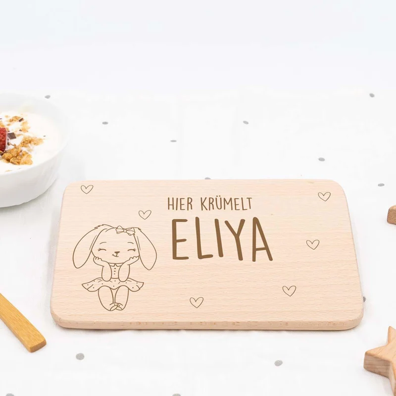 Frühstücksbrettchen Holz personalisiert Häschen im Kleid