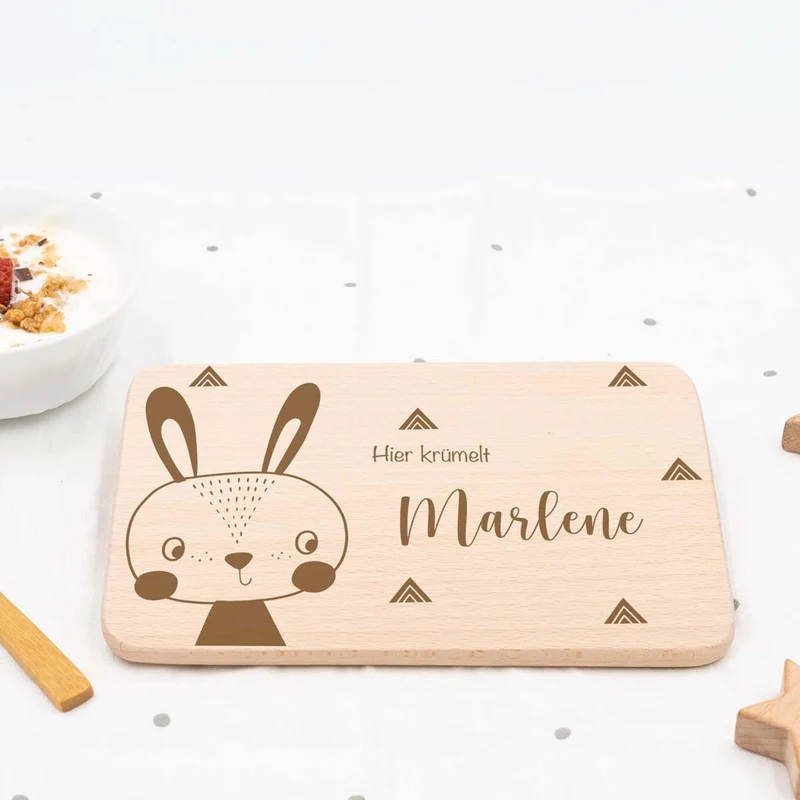 Frühstücksbrettchen Holz personalisiert Häschen Guckt