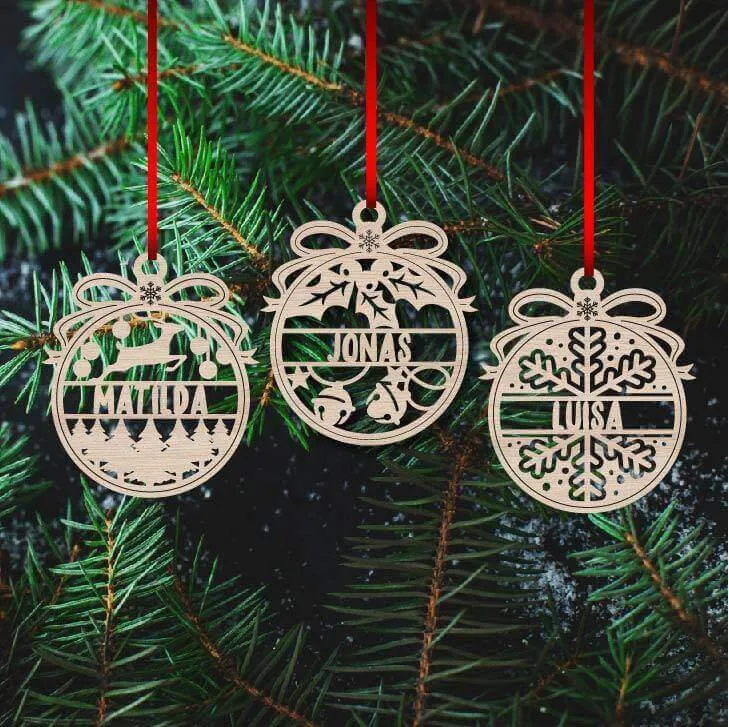 Weihnachtskugeln aus Holz personalisiert