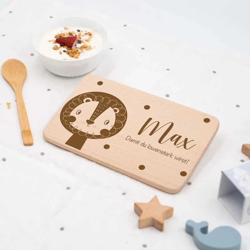 Frühstücksbrettchen Holz personalisiert Löwe Guckt